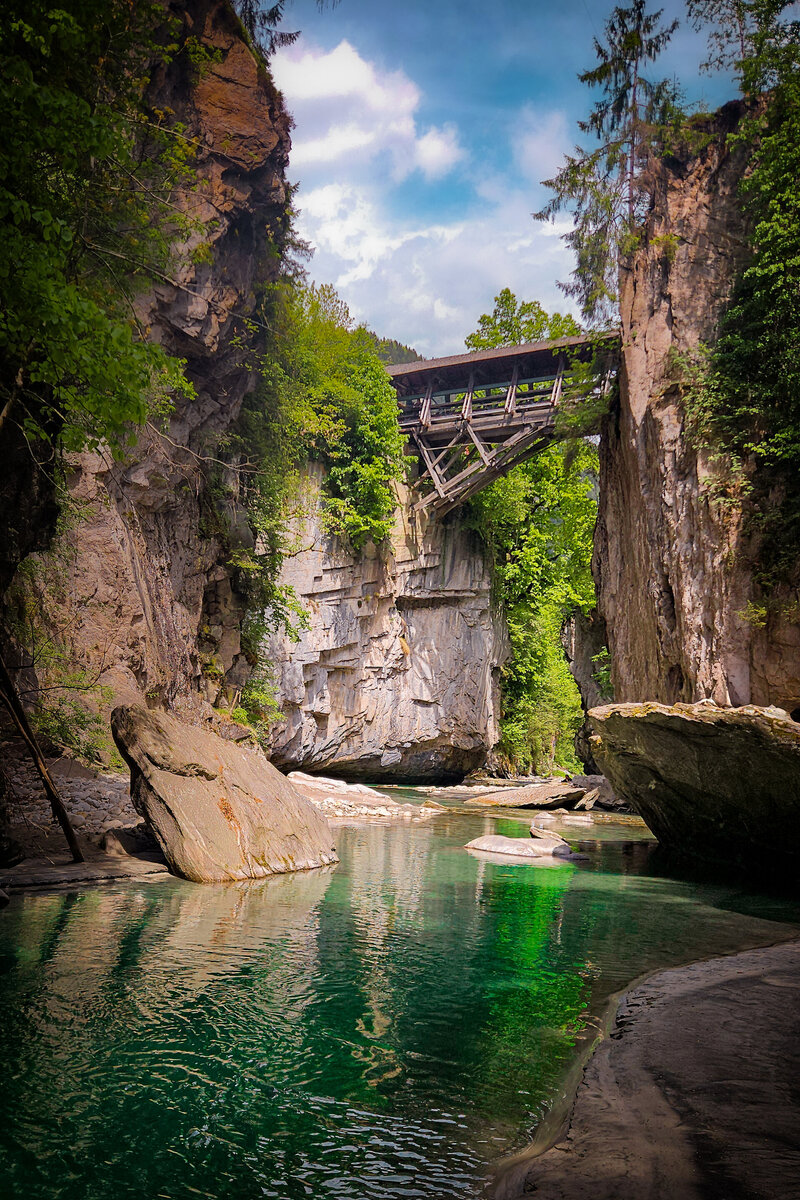 türkises Wasser unter einer Brücke